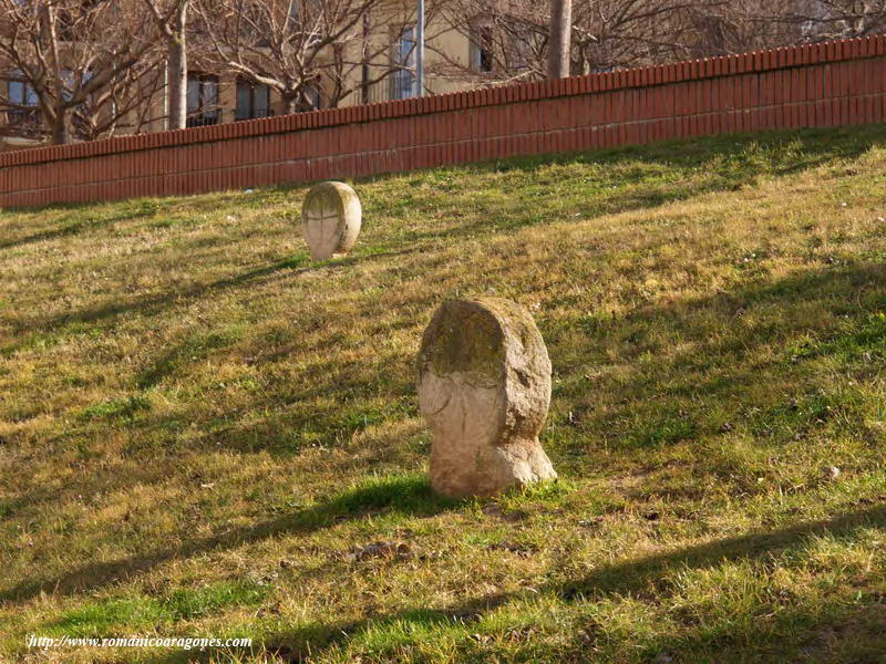 ESTELAS FUNERARIAS EN LOS JARDINES EN TORNO AL TEMPLO